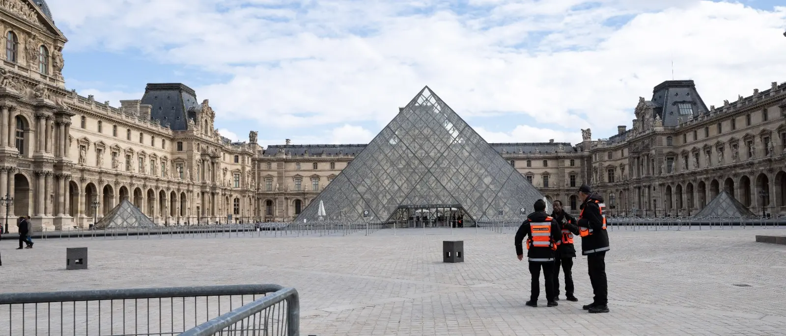 Furto gioielli al Louvre, fermati due sospettati. 88 milioni di euro il valore del colpo al Museo\n