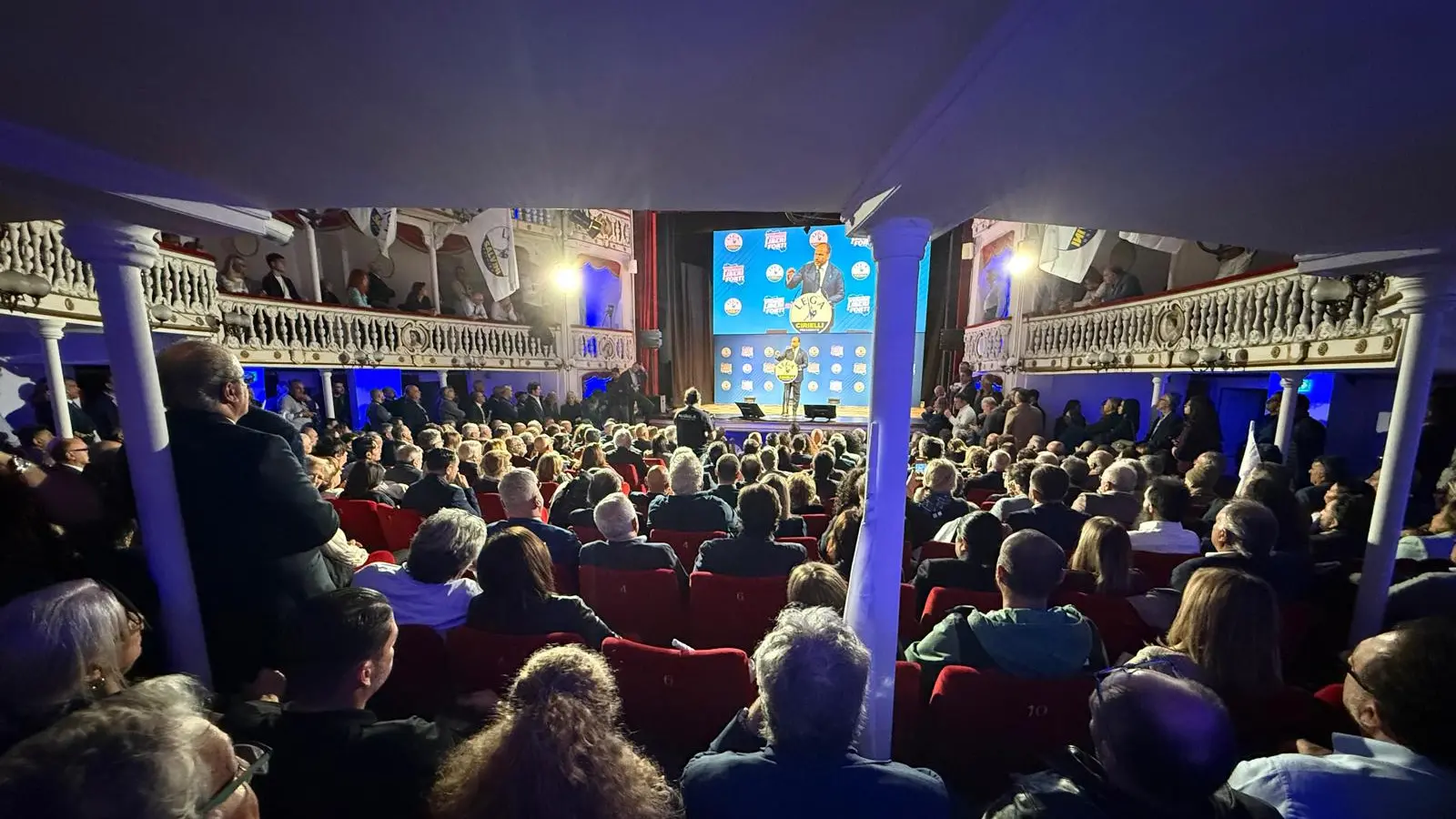 <p>Il comizio di Salvini a Napoli</p>\\n