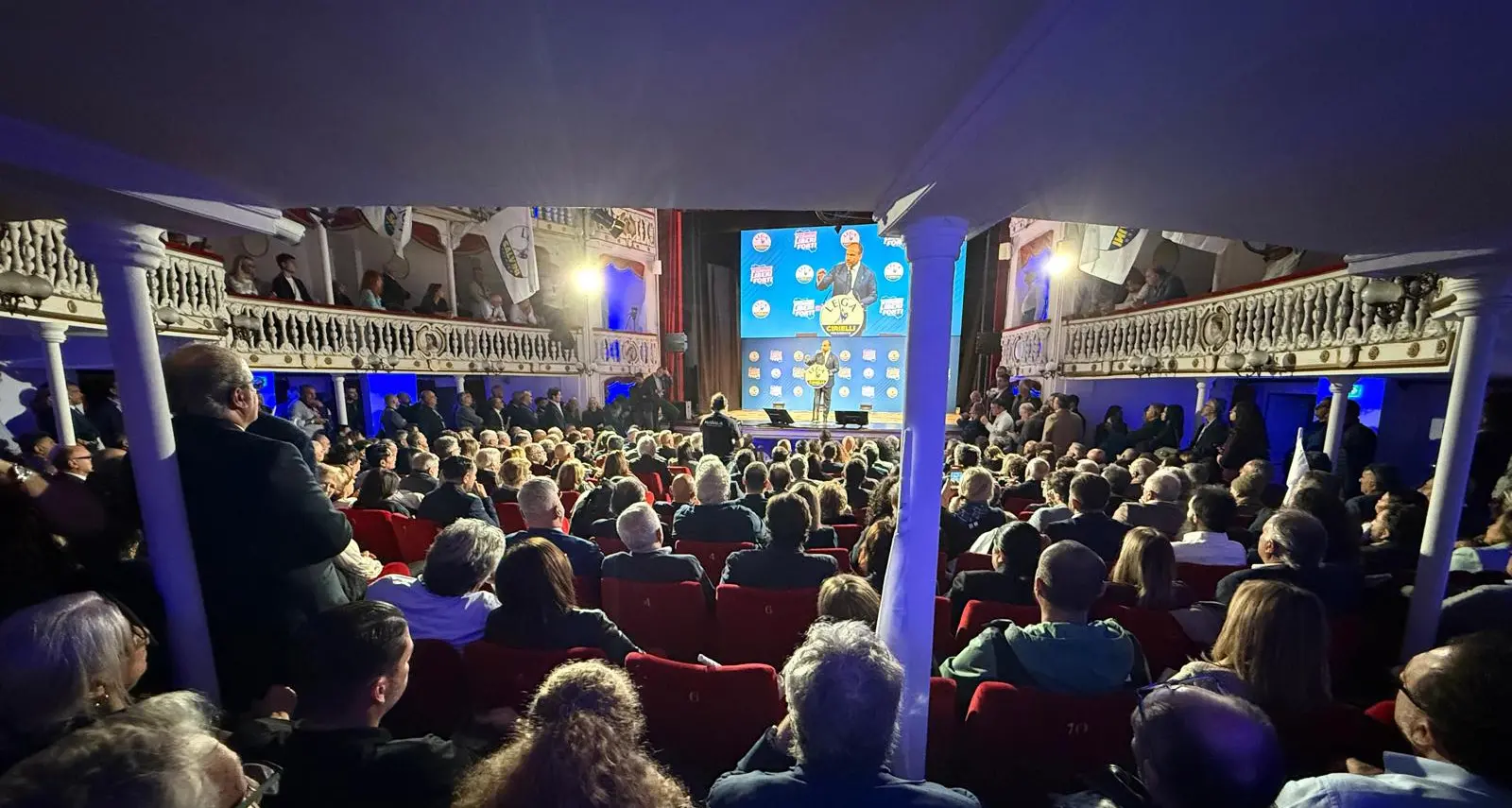 Salvini lancia la sfida per la Campania: «Sinistra\u00A0divisa, noi\u00A0uniti. Eav una vergogna, sto pensando di commissariarla»\n