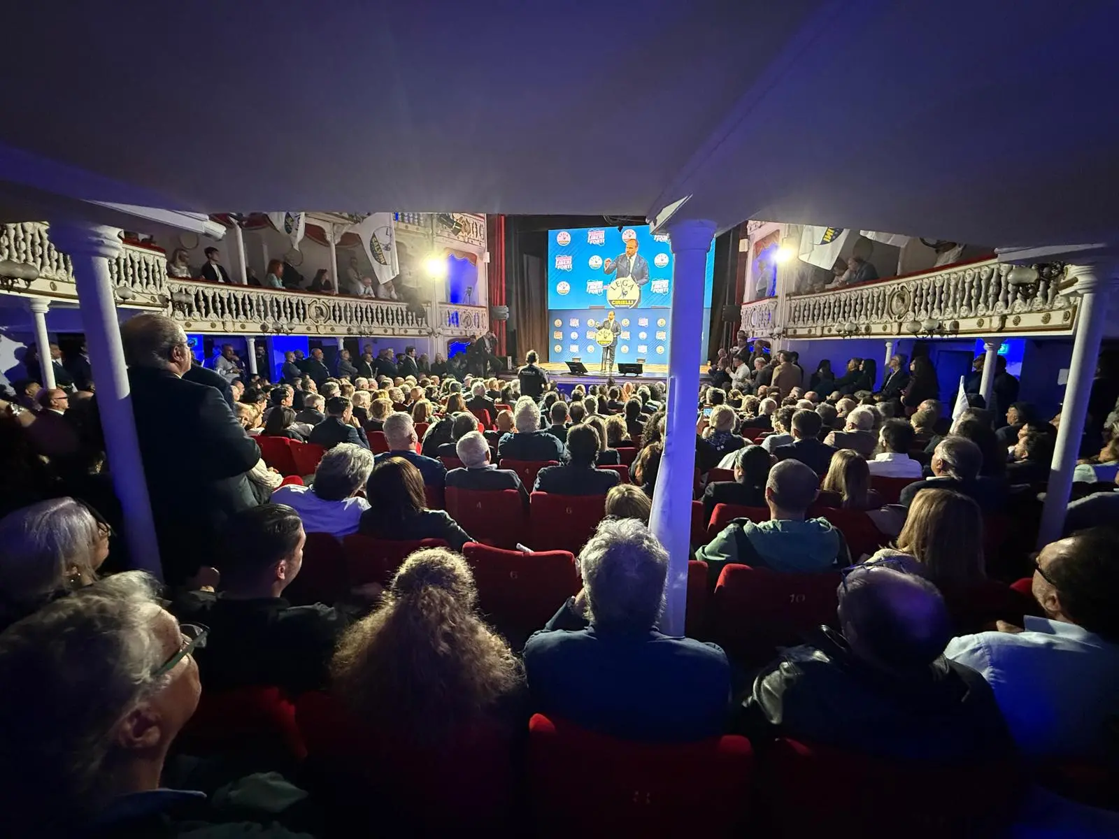 Salvini lancia la sfida per la Campania: «Sinistra\u00A0divisa, noi\u00A0uniti. Eav una vergogna, sto pensando di commissariarla»\n