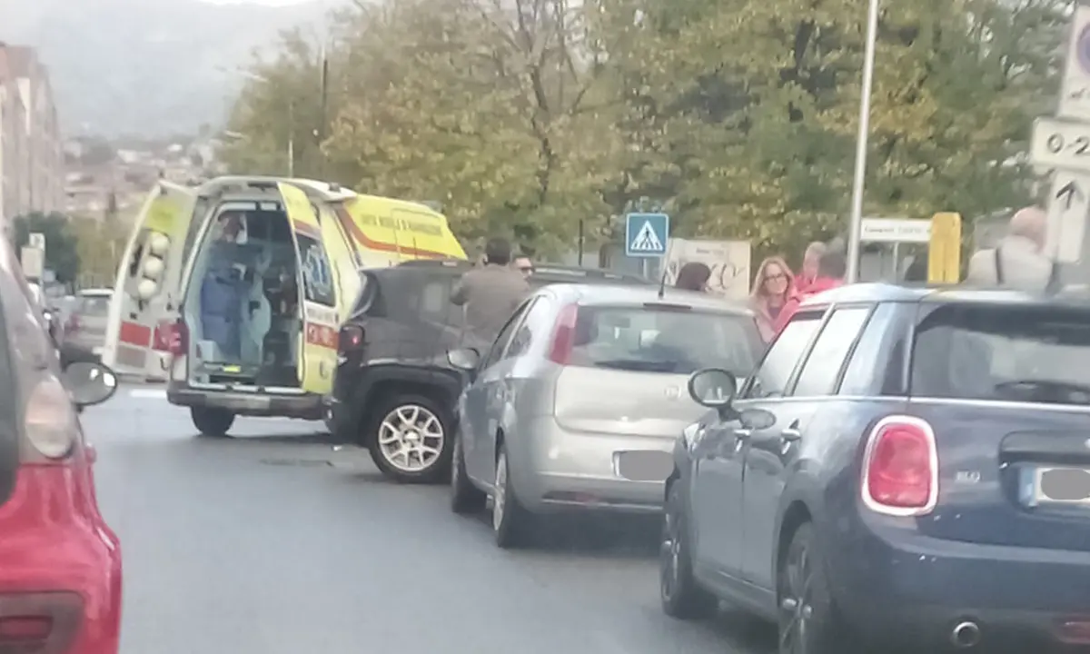 Cosenza, brutto incidente a via degli Stadi. Giovane in ospedale