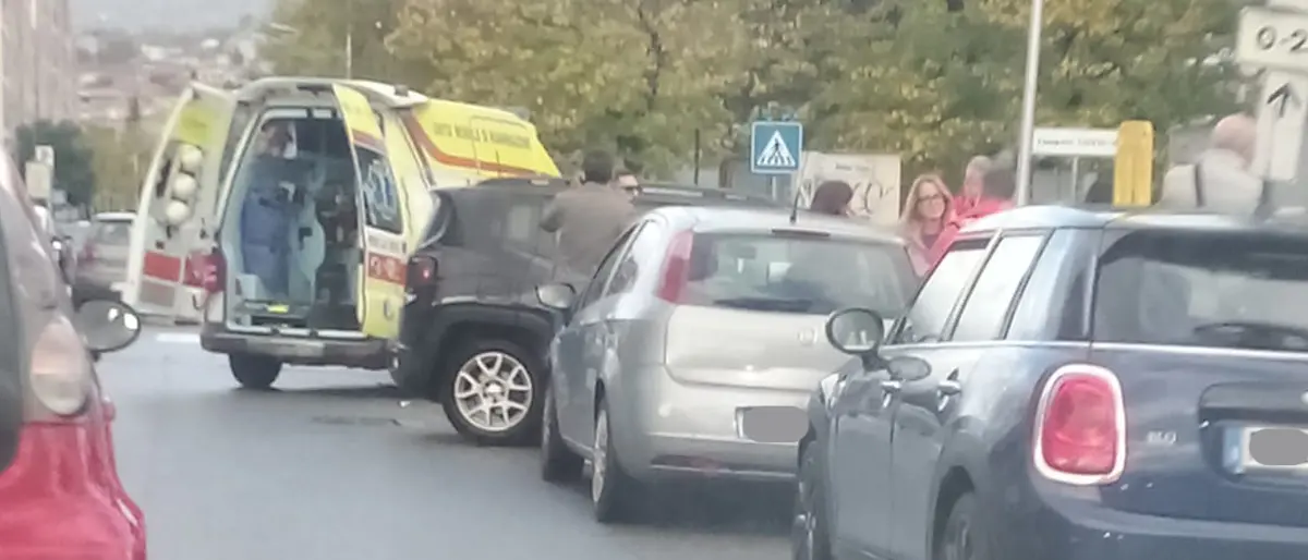 Cosenza, brutto incidente a via degli Stadi. Giovane in ospedale