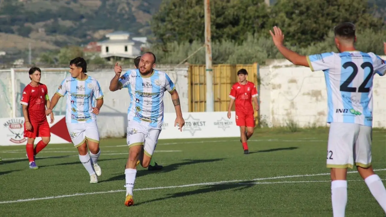 Promozione A, la matricola Kratos Bisignano in zona play-off. Surace: «Il pari con lo Scalea ci serve come esperienza»\n