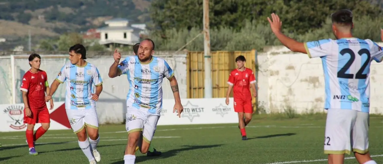 Promozione A, la matricola Kratos Bisignano in zona play-off. Surace: «Il pari con lo Scalea ci serve come esperienza»\n