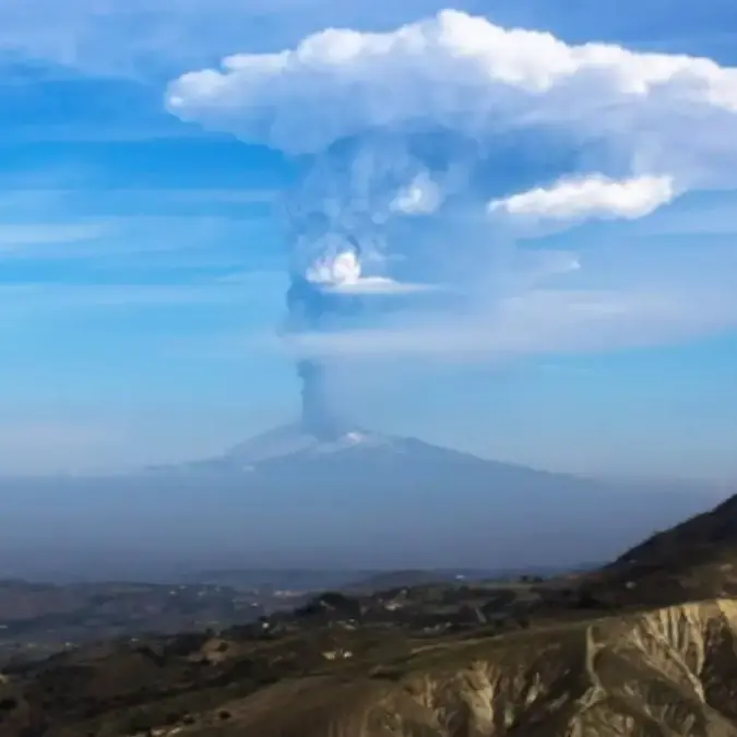 L’eruzione dell’Etna del 2015 registrata anche nella ionosfera: lo studio curato anche dai ricercatori dell’Unical\n