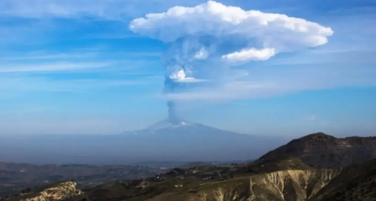 L’eruzione dell’Etna del 2015 registrata anche nella ionosfera: lo studio curato anche dai ricercatori dell’Unical\n