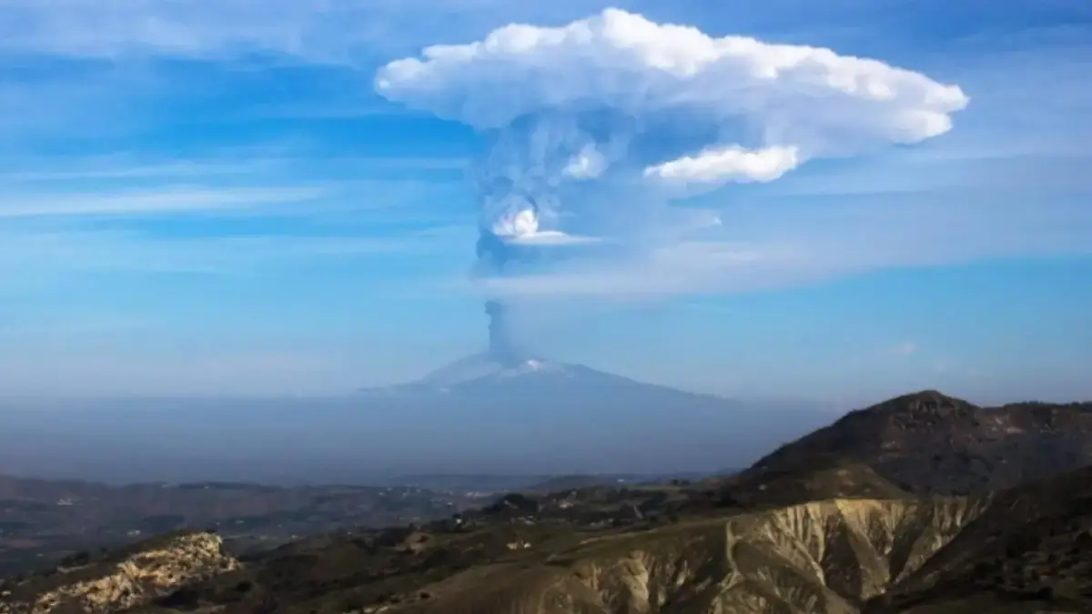 L’eruzione dell’Etna del 2015 registrata anche nella ionosfera: lo studio curato anche dai ricercatori dell’Unical\n