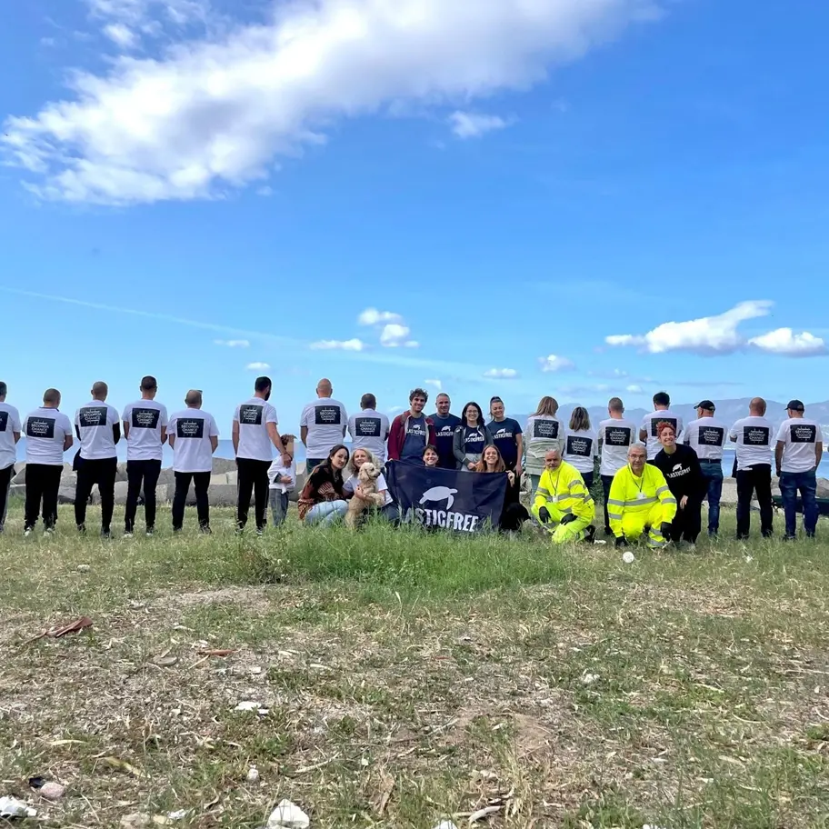 Reggio,\u00A0spiaggia di Gallico liberata da 920 kg di rifiuti: Seconda Chance per i detenuti e nuova tappa per\u00A0i volontari Plastic Free\n