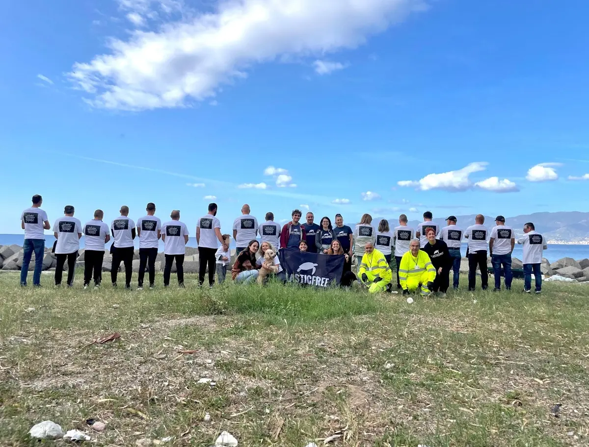 Reggio,\u00A0spiaggia di Gallico liberata da 920 kg di rifiuti: Seconda Chance per i detenuti e nuova tappa per\u00A0i volontari Plastic Free\n