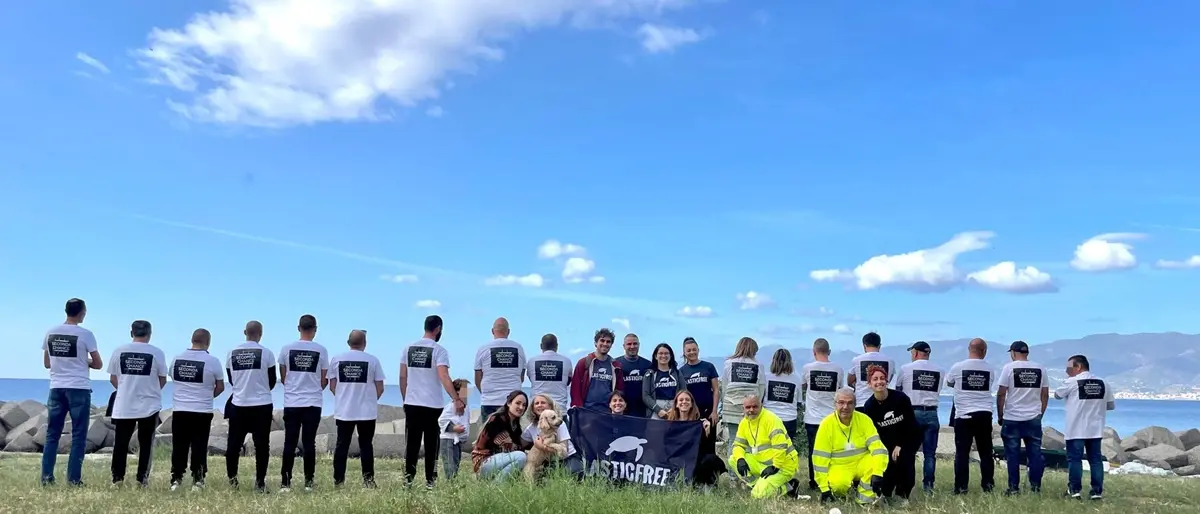 Reggio,\u00A0spiaggia di Gallico liberata da 920 kg di rifiuti: Seconda Chance per i detenuti e nuova tappa per\u00A0i volontari Plastic Free\n