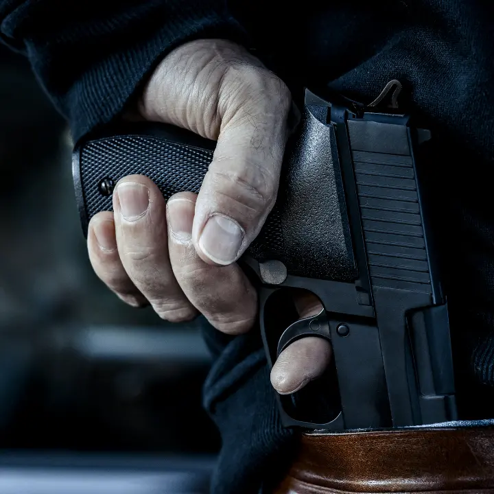 Sparatoria a Lamezia, va ai domiciliari l’uomo accusato di aver ferito due rom: «Mi sono solo difeso»\n