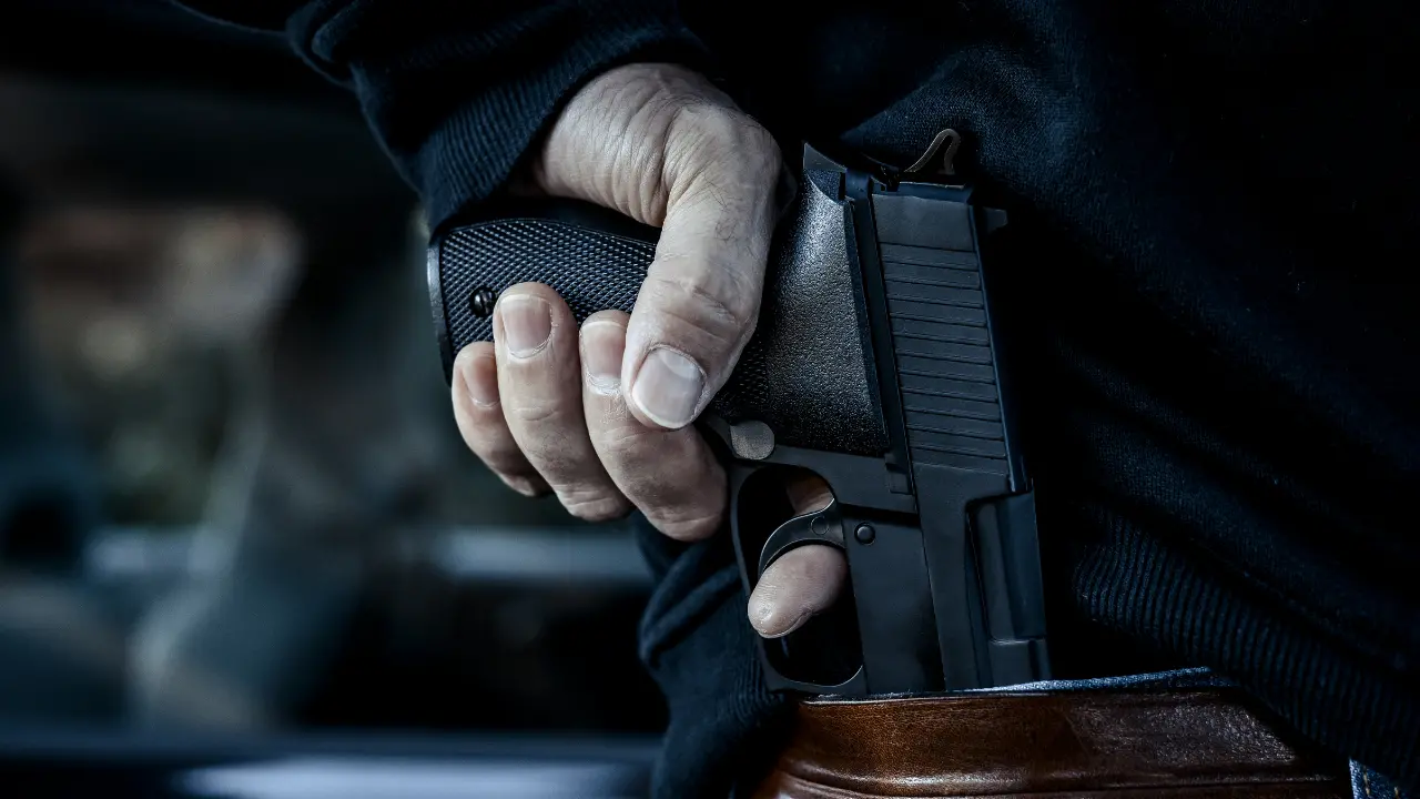 Sparatoria a Lamezia, va ai domiciliari l’uomo accusato di aver ferito due rom: «Mi sono solo difeso»\n