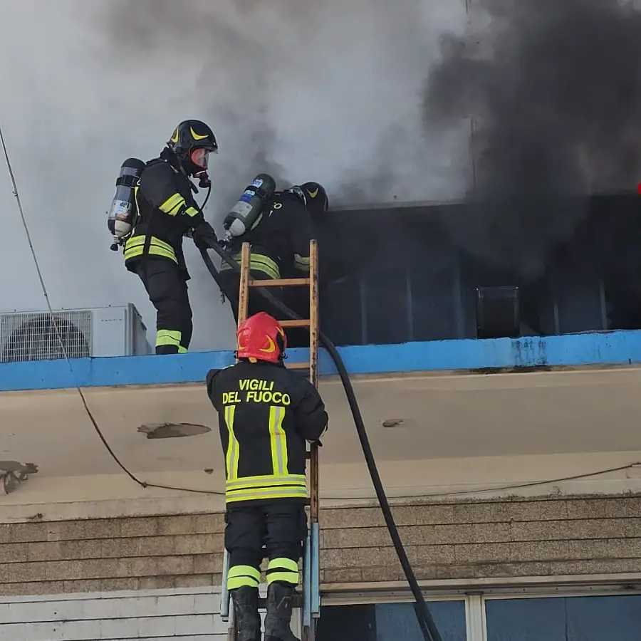 Incendio in un capannone con materiale elettrico a Crotone, evacuati altri tre esercizi commerciali vicini