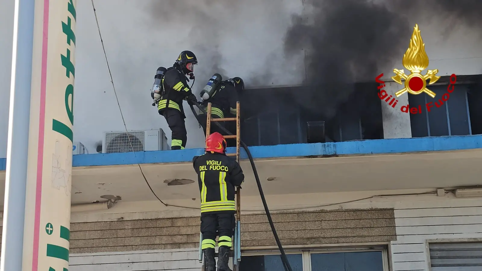 Incendio in un capannone con materiale elettrico a Crotone, evacuati altri tre esercizi commerciali vicini