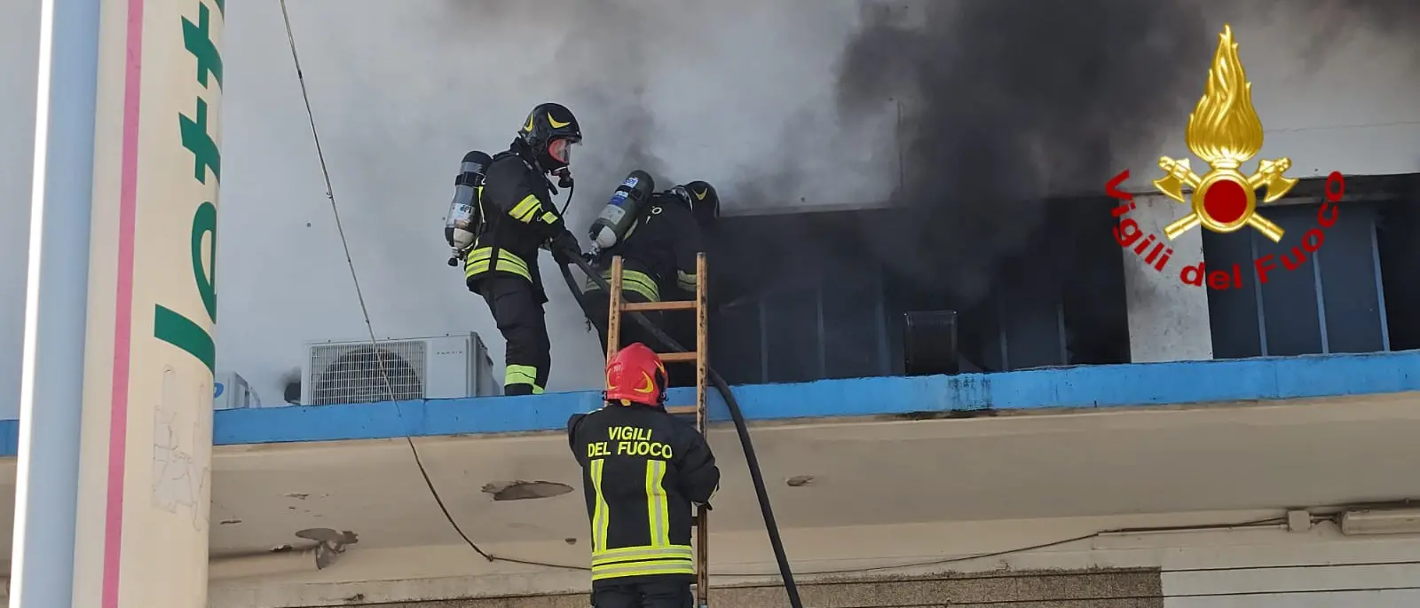 Incendio in un capannone con materiale elettrico a Crotone, evacuati altri tre esercizi commerciali vicini
