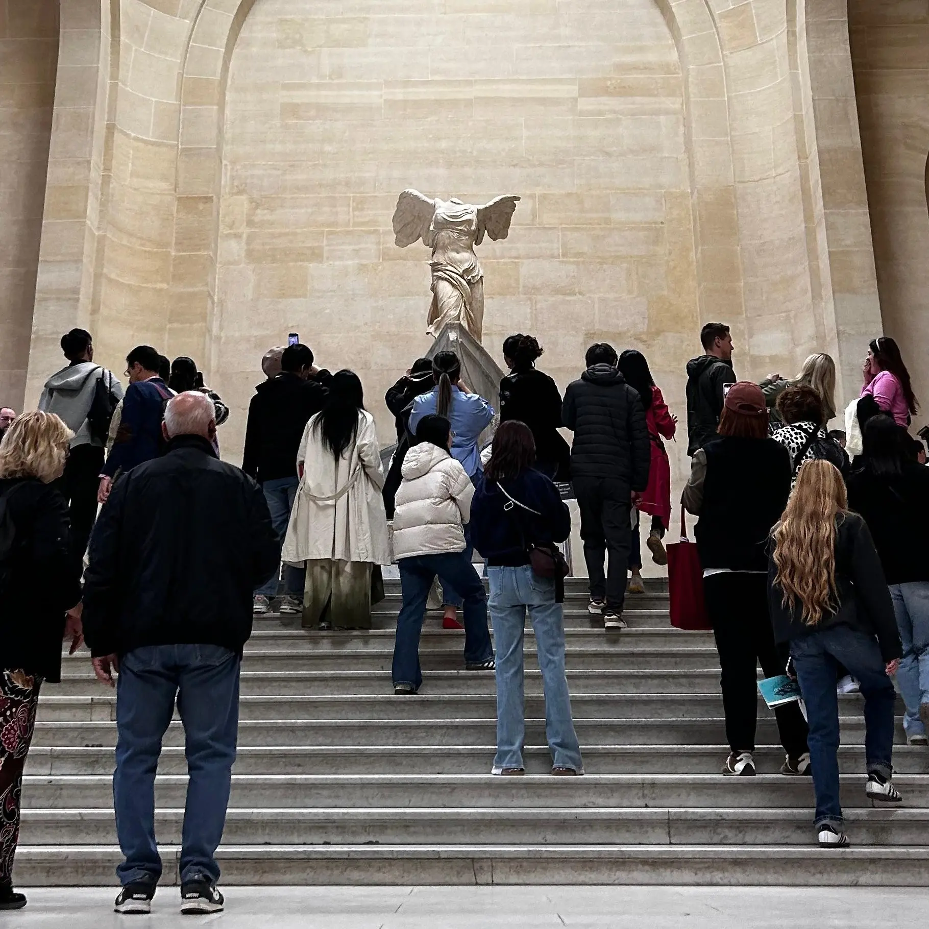 Rapina al Louvre, la testimonianza di due turisti vibonesi: «Pensavamo a un attentato, si è scatenato il panico»\n