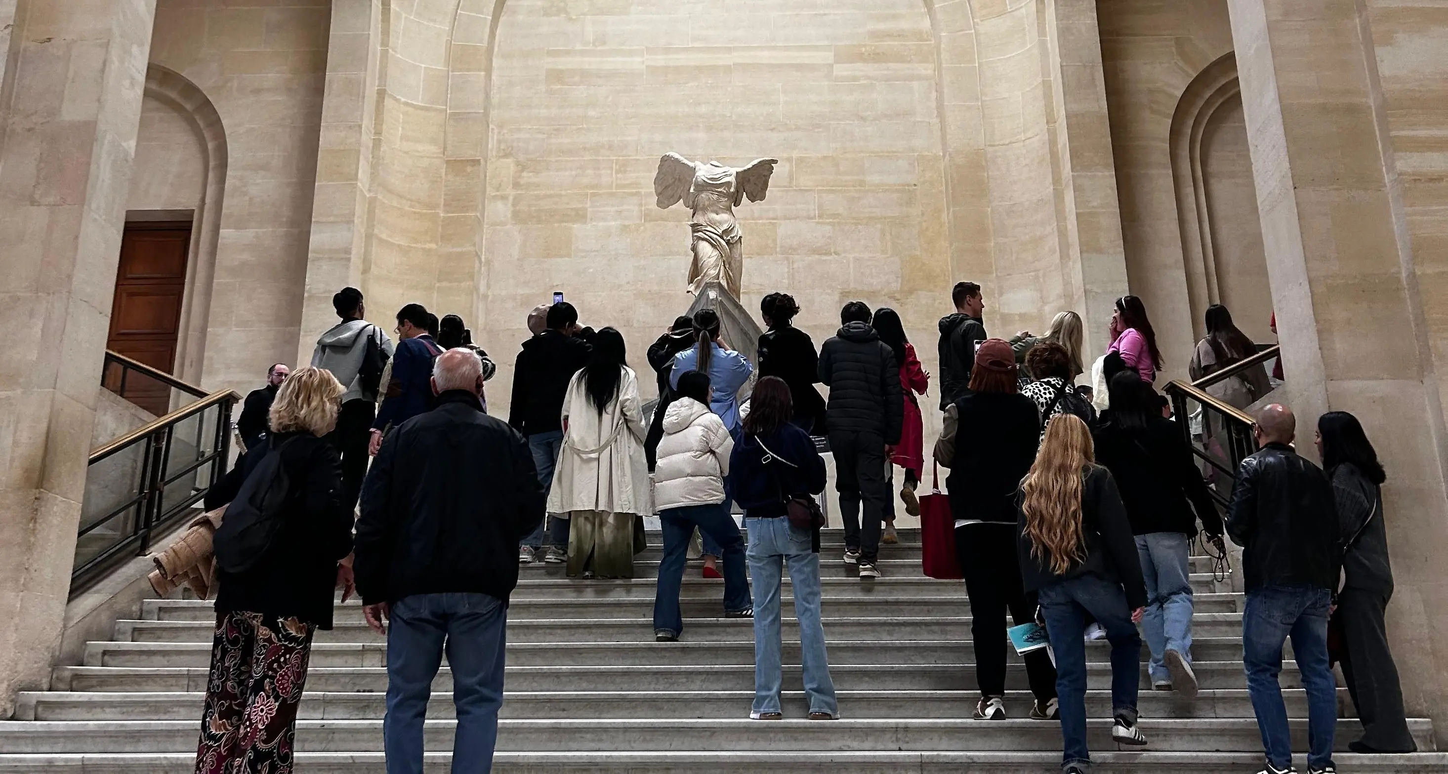 Rapina al Louvre, la testimonianza di due turisti vibonesi: «Pensavamo a un attentato, si è scatenato il panico»\n