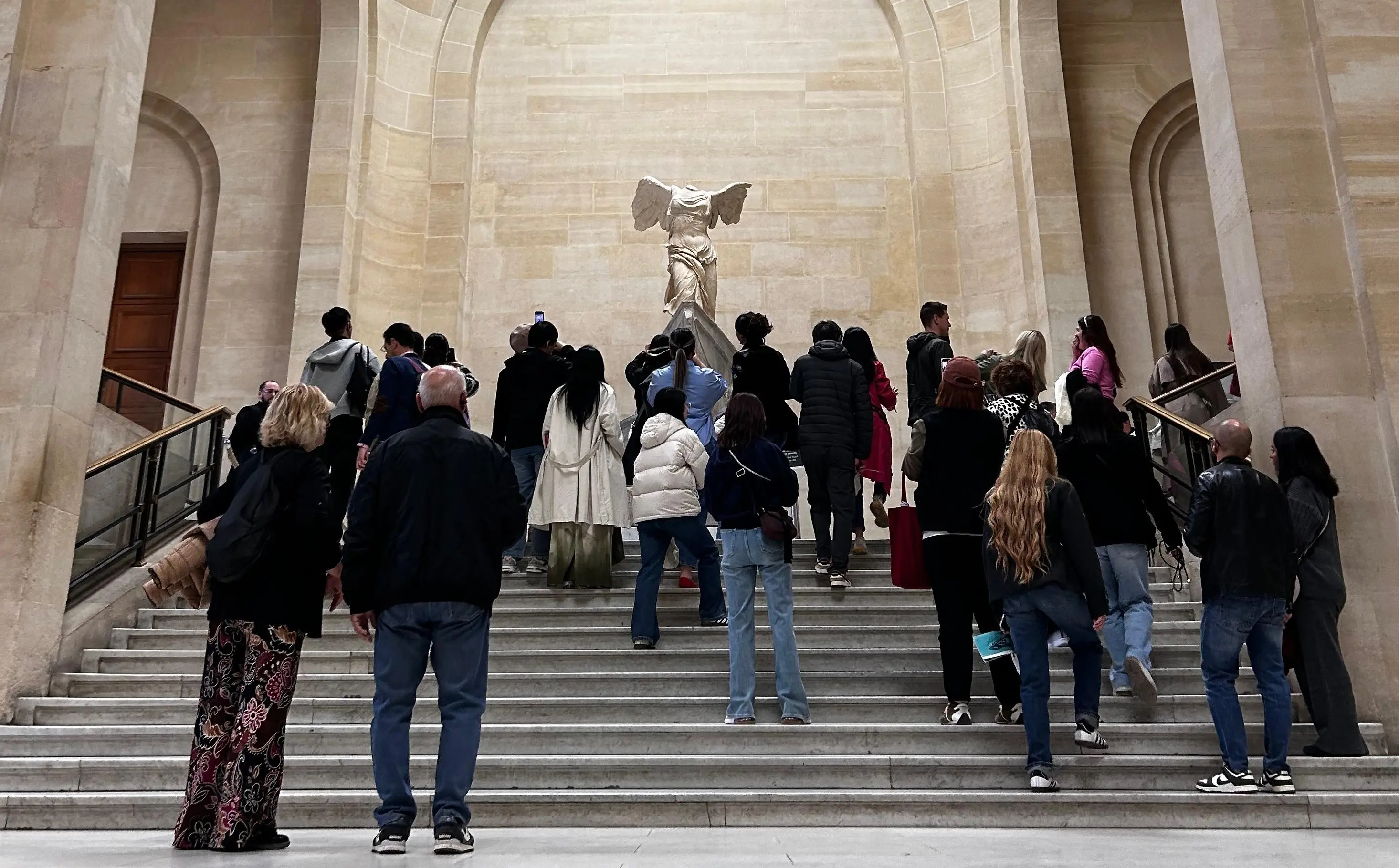 Rapina al Louvre, la testimonianza di due turisti vibonesi: «Pensavamo a un attentato, si è scatenato il panico»\n