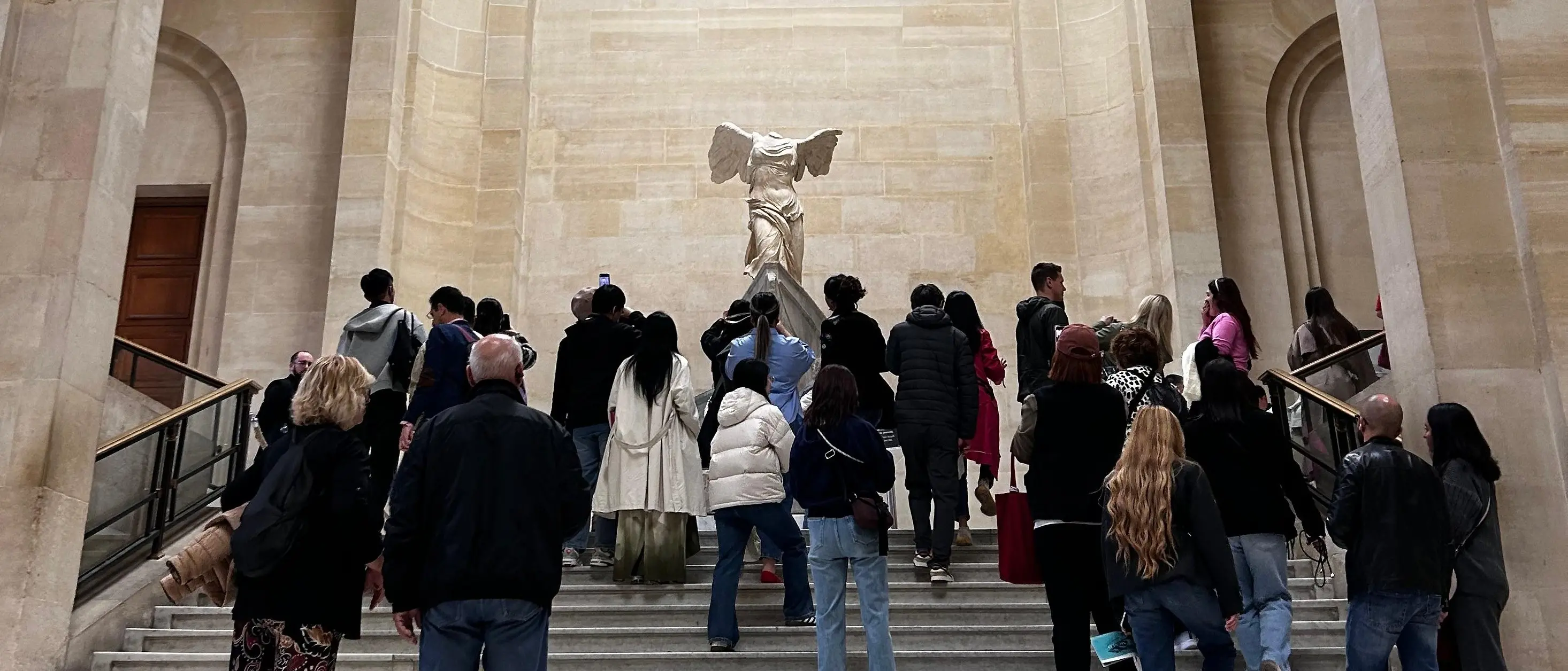 Rapina al Louvre, la testimonianza di due turisti vibonesi: «Pensavamo a un attentato, si è scatenato il panico»\n