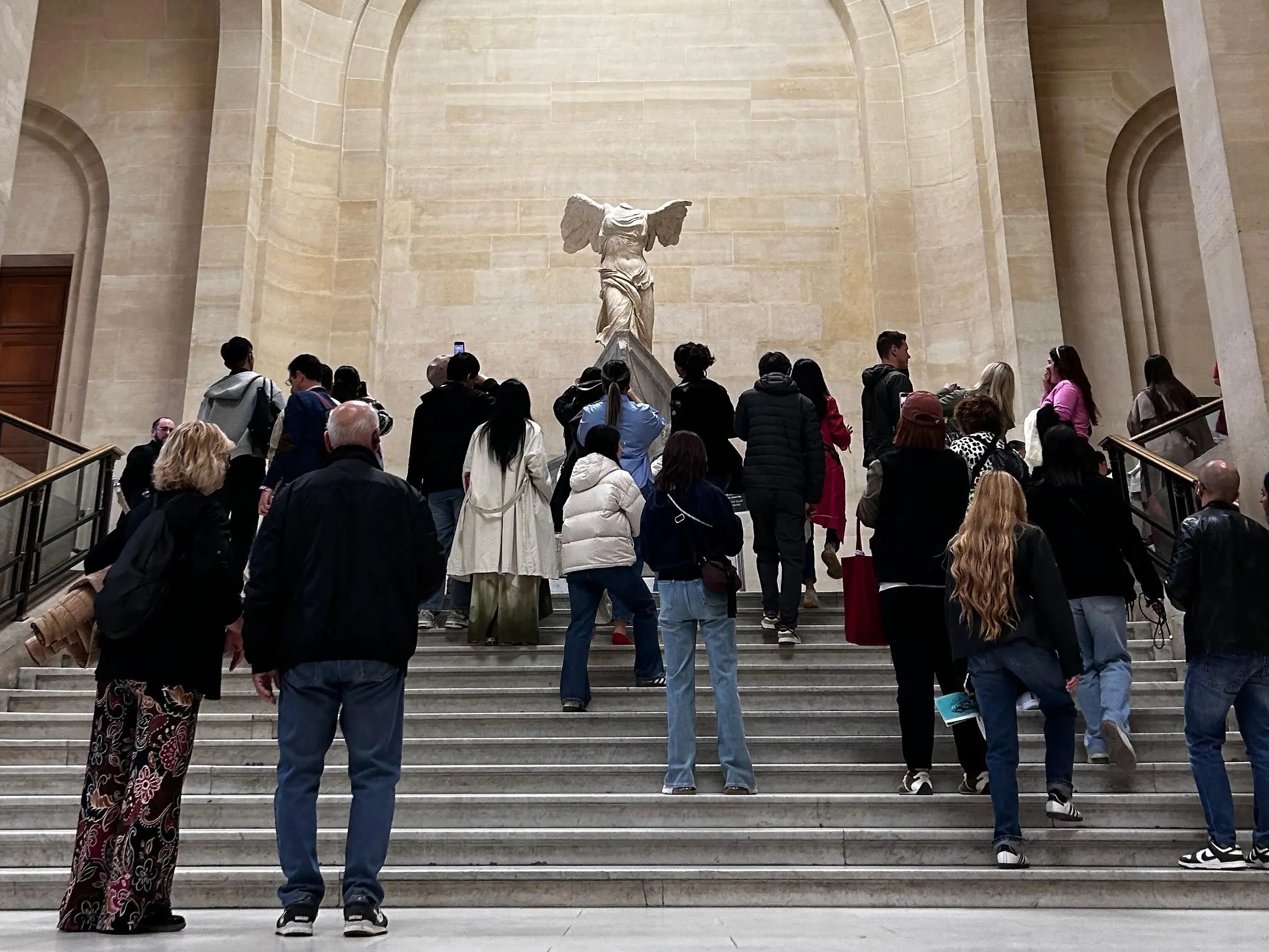 Rapina al Louvre, la testimonianza di due turisti vibonesi: «Pensavamo a un attentato, si è scatenato il panico»