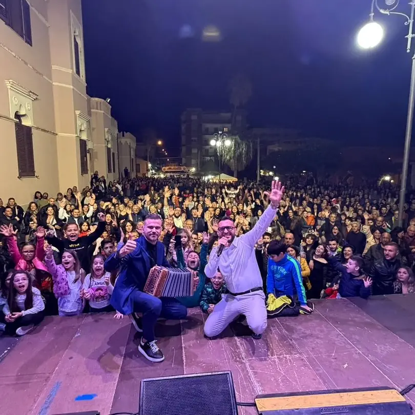 Oktoberfest Bovese, la terza edizione trascina e convince: piazza gremita, giovani protagonisti e tradizione che cresce\n
