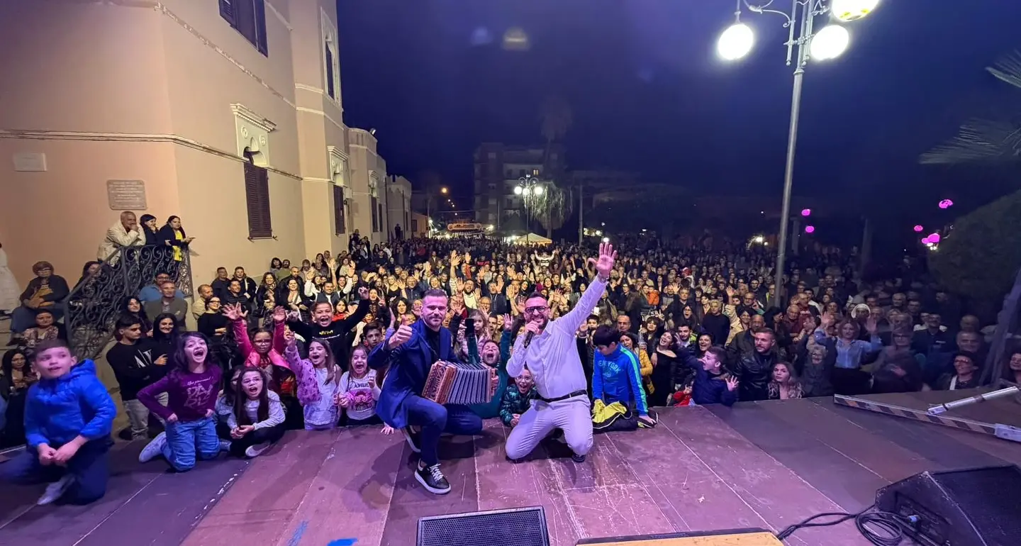 Oktoberfest Bovese, la terza edizione trascina e convince: piazza gremita, giovani protagonisti e tradizione che cresce\n