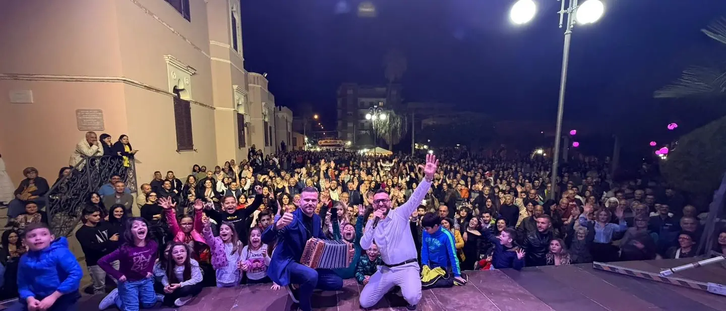 Oktoberfest Bovese, la terza edizione trascina e convince: piazza gremita, giovani protagonisti e tradizione che cresce\n