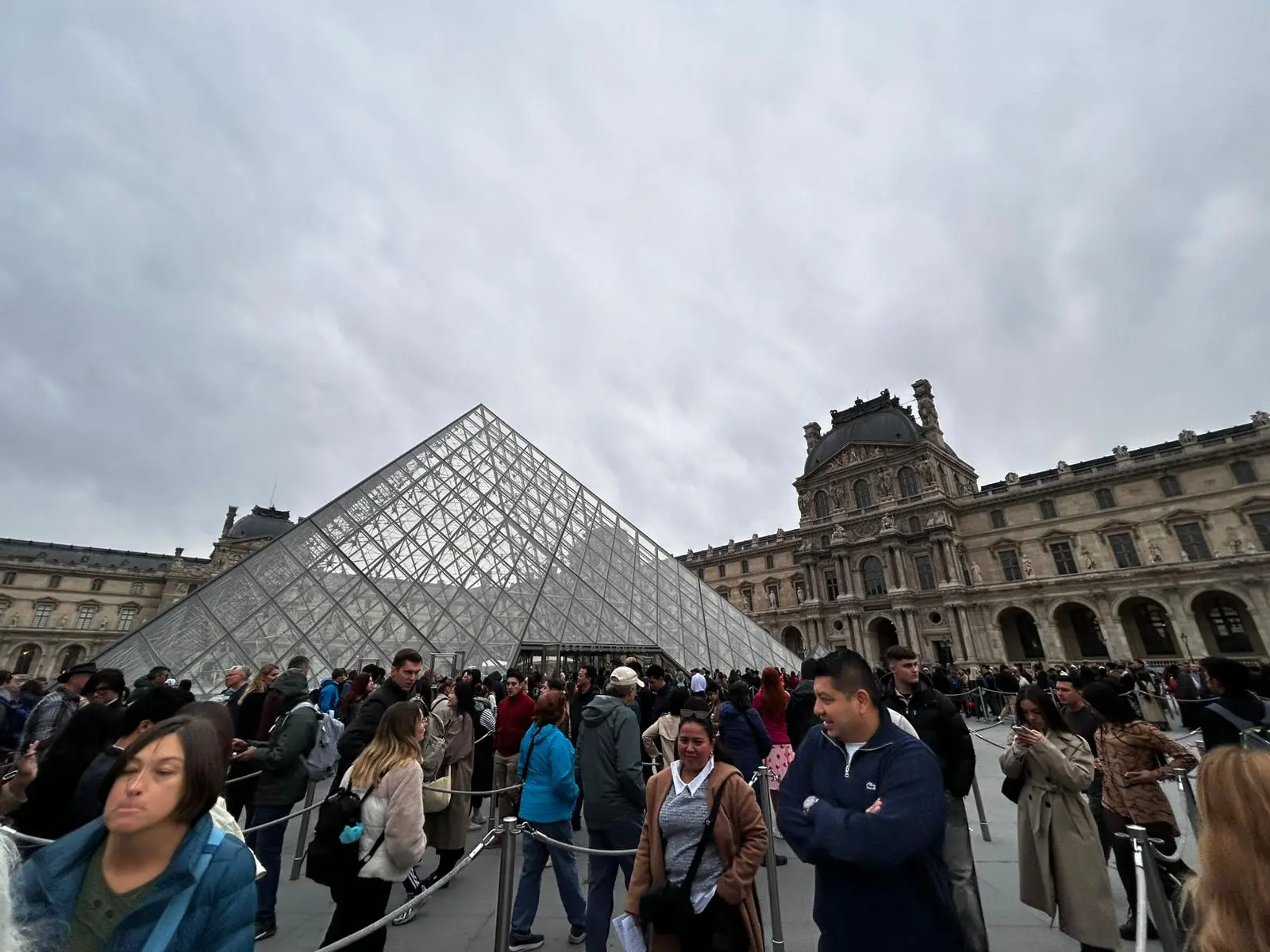 Furto da 88 milioni al Louvre, il racconto del fumettista calabrese testimone del colpo del secolo