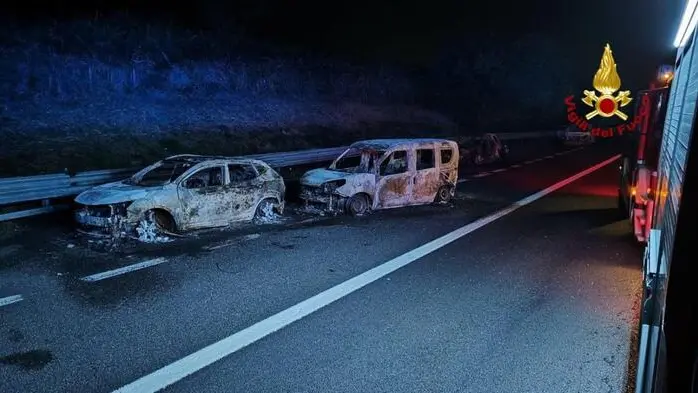 <p>Autovetture incendiate durante l'assalto ai portavalori in A14 (Ansa)</p>\\n , ANSA