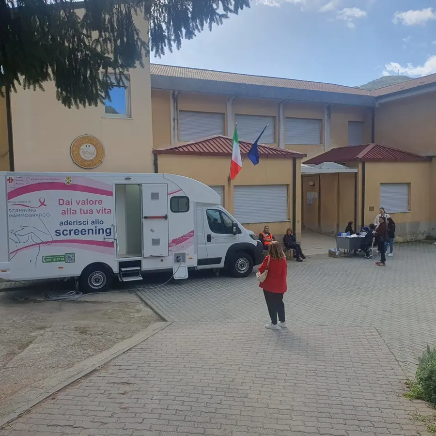 Santo Stefano in Aspromonte in rosa con la campagna di prevenzione del tumore dell’asp\n