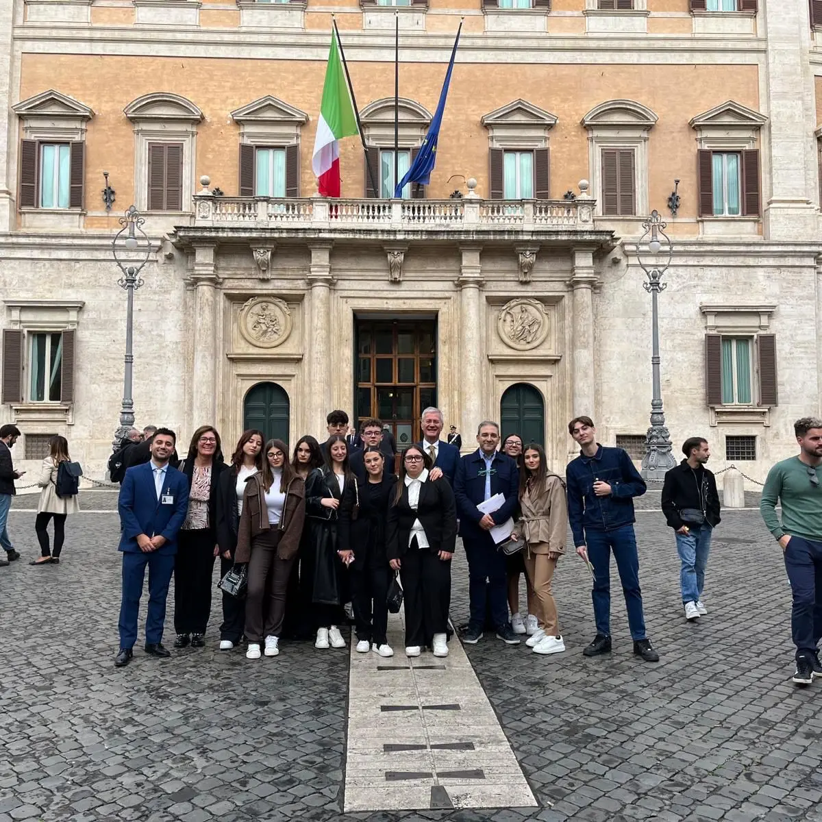 Il Liceo Classico di Tropea premiato a Roma: gli studenti simulano l’approvazione di\u00A0un progetto di legge\n