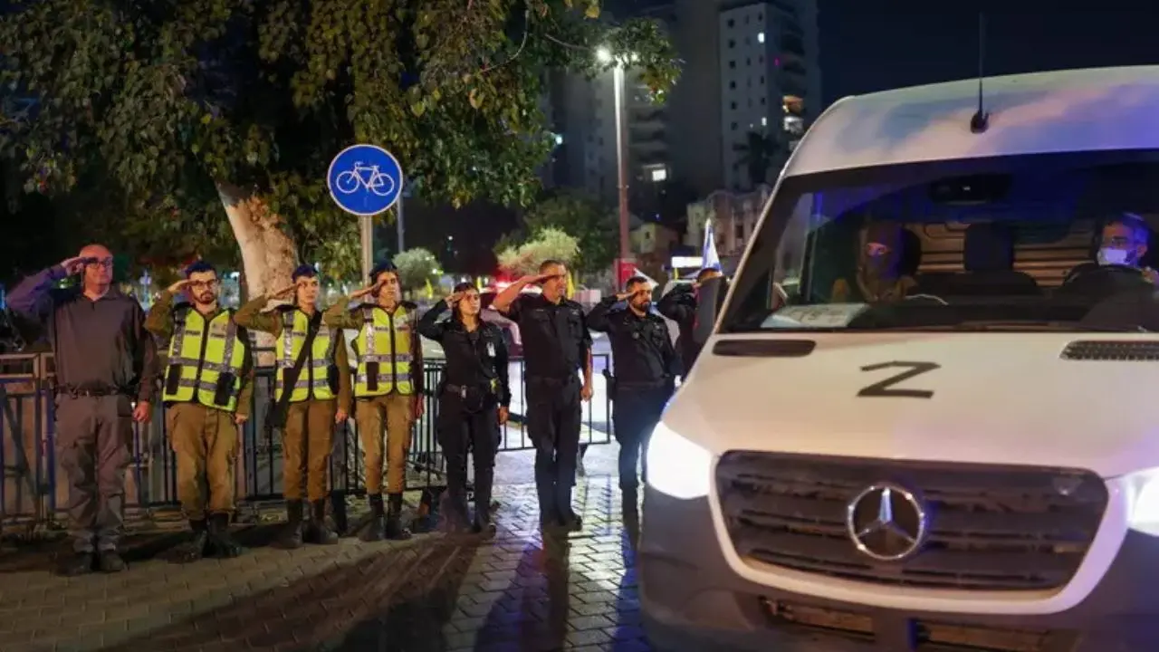 «In un bara consegnata ieri sera da Hamas i resti di un ostaggio già restituito»: Netanyahu convoca una riunione urgente\n