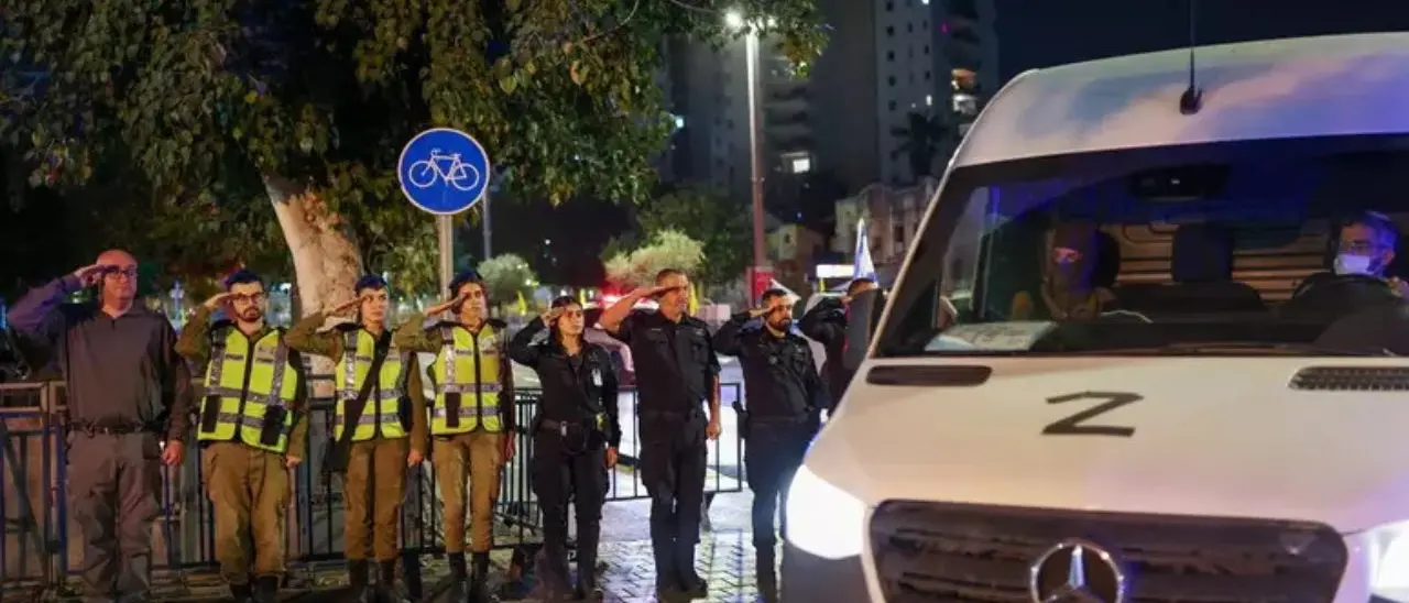 «In un bara consegnata ieri sera da Hamas i resti di un ostaggio già restituito»: Netanyahu convoca una riunione urgente\n