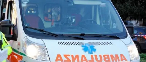 Reggio, si ferma per aiutare un automobilista e viene investita: grave dottoressa. L’Ordine dei medici: «Gesto eroico»\n