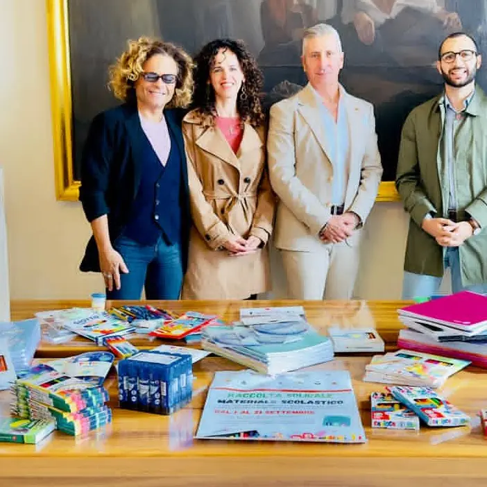 Taurianova, l'impegno di Rotaract e Comune per la scuola: consegnato materiale solidale all'Istituto Comprensivo\n\n\n