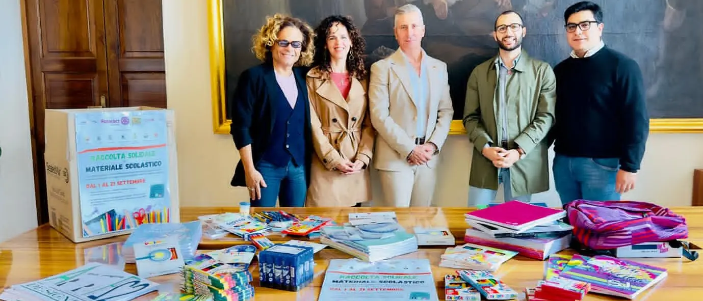 Taurianova, l'impegno di Rotaract e Comune per la scuola: consegnato materiale solidale all'Istituto Comprensivo\n\n\n