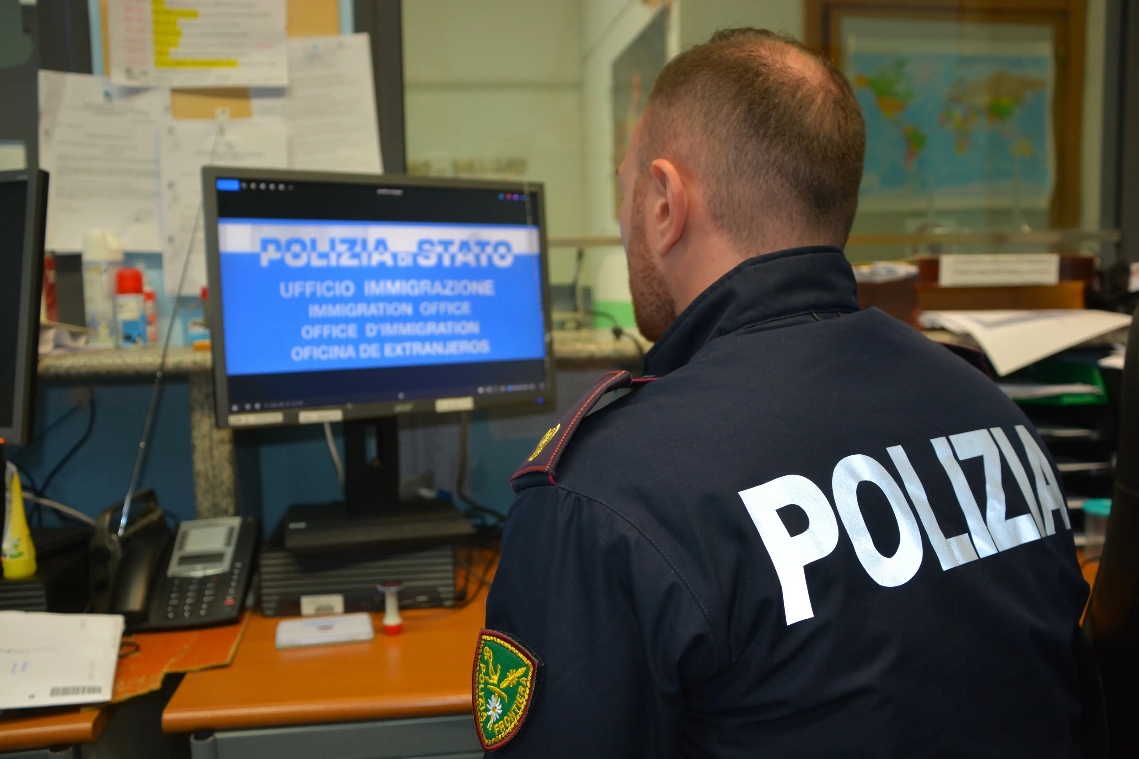 Coinvolto in truffe romantiche online e detenuto a Vibo, rimpatriato un cittadino nigeriano condannato per mafia