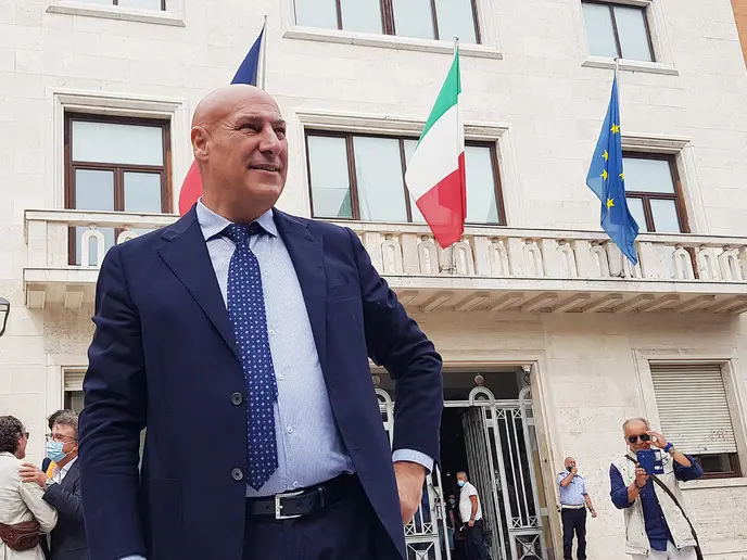 Crotone, l’era Voce finisce… a calci e pugni. Consigliere comunale denuncia aggressione da parte del sindaco e lui si dimette