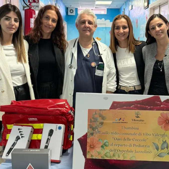 Vibo, l’asilo nido comunale dona dispositivi medici al reparto di Pediatria: «Prenderci cura dei più piccoli ci unisce»