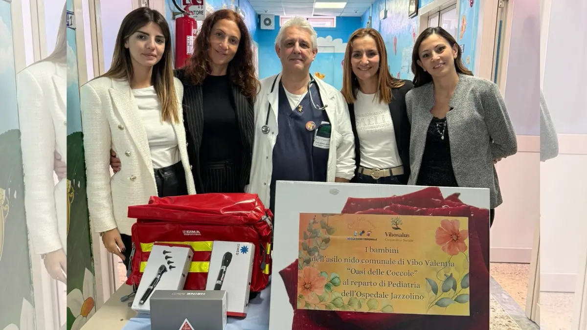Vibo, l’asilo nido comunale dona dispositivi medici al reparto di Pediatria: «Prenderci cura dei più piccoli ci unisce»