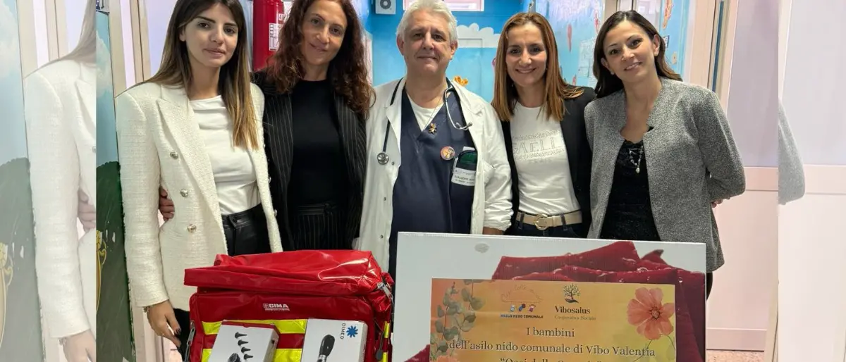 Vibo, l’asilo nido comunale dona dispositivi medici al reparto di Pediatria: «Prenderci cura dei più piccoli ci unisce»