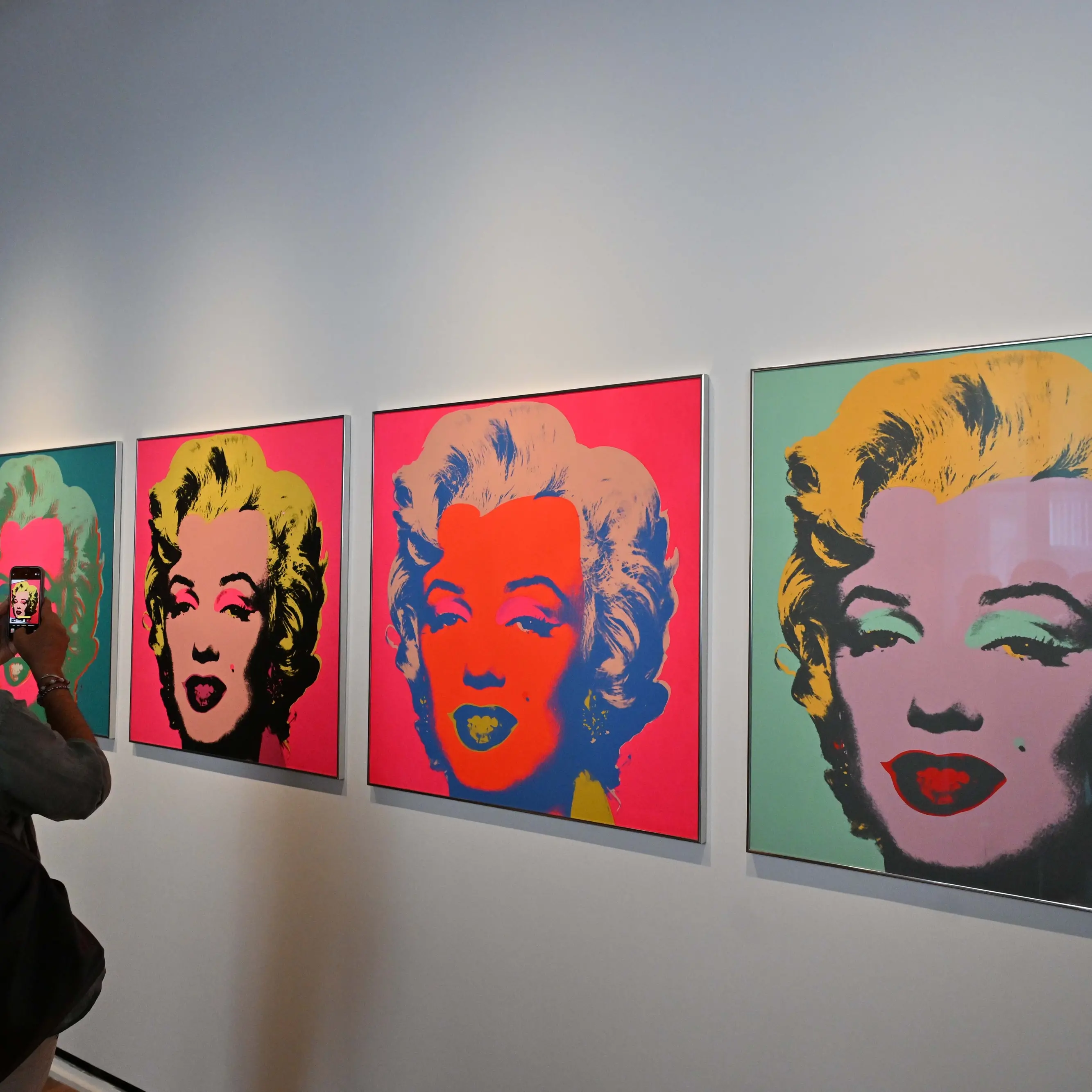 Falsi di Andy Warhol esposti in Calabria, la Procura di Cosenza indaga dopo una segnalazione arrivata dal Nord