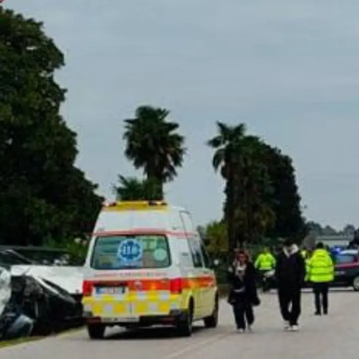Incidente stradale nel Trevigiano, scontro tra un bus di studenti e un auto: un morto\n