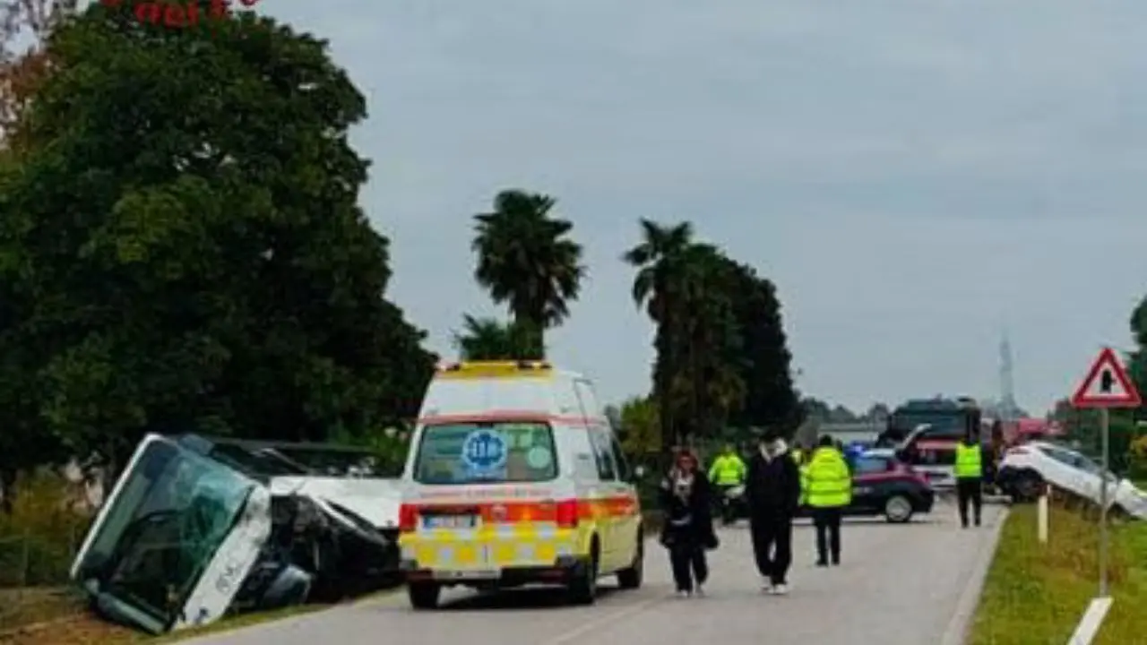 Incidente stradale nel Trevigiano, scontro tra un bus di studenti e un auto: un morto\n