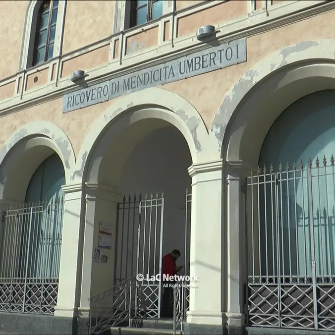 Catanzaro, solo in 20 al giorno possono accedere ai servizi sanitari del polo Umberto I: cittadini in fila già dall’alba\n