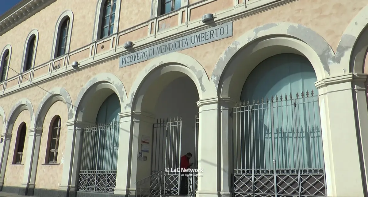 Catanzaro, solo in 20 al giorno possono accedere ai servizi sanitari del polo Umberto I: cittadini in fila già dall’alba\n