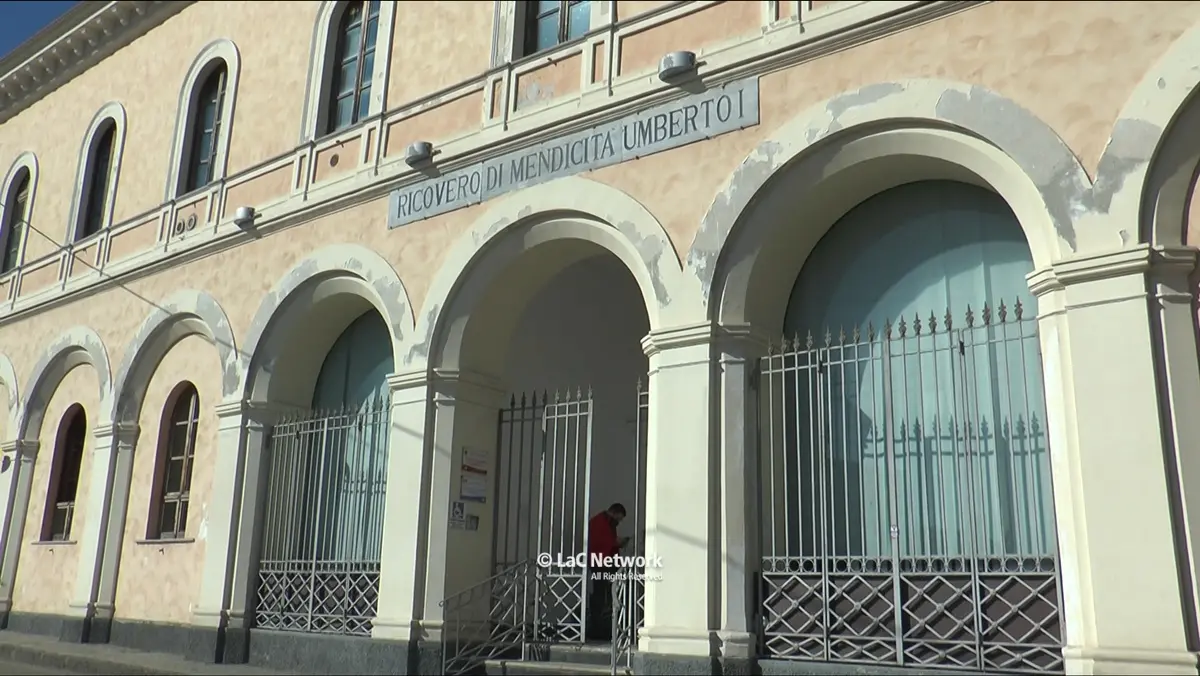 Catanzaro, solo in 20 al giorno possono accedere ai servizi sanitari del polo Umberto I: cittadini in fila già dall’alba\n