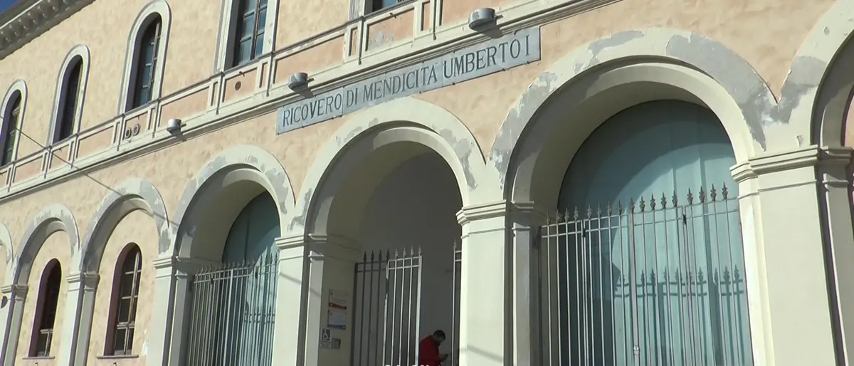 Catanzaro, solo in 20 al giorno possono accedere ai servizi sanitari del polo Umberto I: cittadini in fila già dall’alba\n