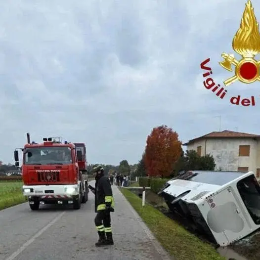Scontro frontale tra auto e bus di studenti nel Trevigiano, morto un automobilista\n