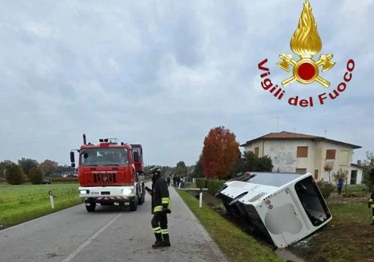 Scontro frontale tra auto e bus di studenti nel Trevigiano, morto un automobilista\n